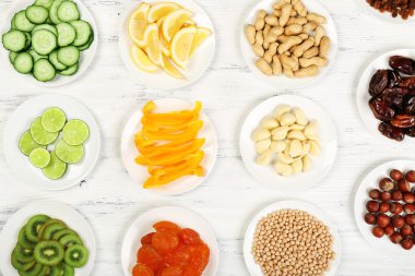 farklı ürünler üzerinde daireler ahşap tablo, üstten görünüm