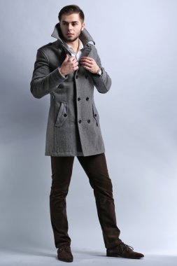 ceket gri arka plan üzerinde genç adam