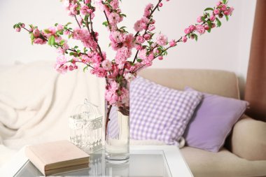 Vazoda, masaya eve iç arka plan bahar buket