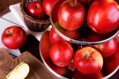 tepsi masanın üzerine hizmet üzerinde lezzetli olgun elma yakın çekim