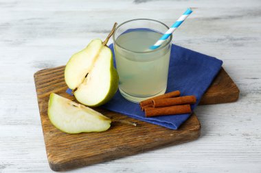 Armut Suyu taze meyve ve ahşap zemin üzerine tarçın ile