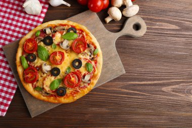 sebze ve fesleğen masada lezzetli pizza yakın çekim