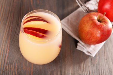 elma meyve ahşap arka plan üzerinde ile bardak