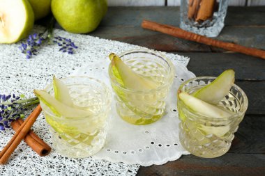 armut suyu masada taze meyve ile yakın çekim