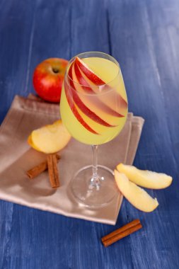 elma meyve ve tarçın tablo ile bardak yakın çekim