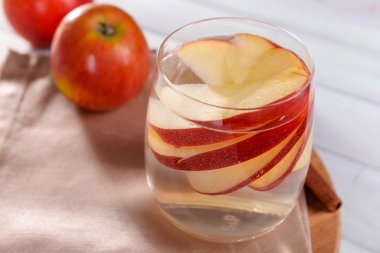 elma meyve ve tarçın tablo ile bardak yakın çekim