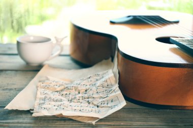 akustik gitar ve çay sonraki pencere ile yağmur damlaları 