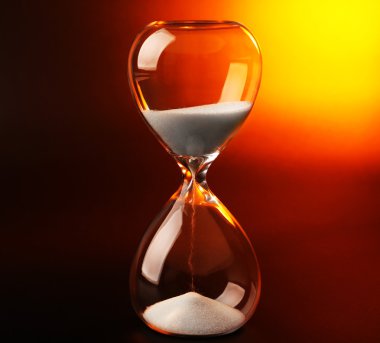 Koyu renk arka plan üzerinde kum saati