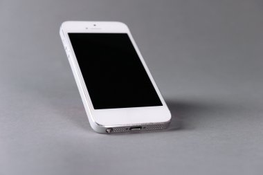 Modern dokunmatik ekran cep telefonu gri arka plan üzerinde