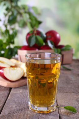 apple juice with red apples