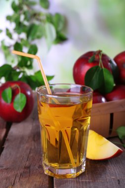 apple juice with red apples