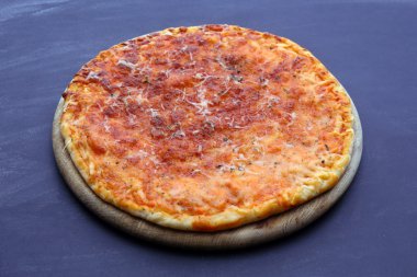 ahşap masa, closeup peynirli pizza