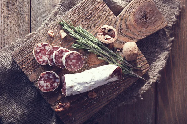 Salame francese sul tagliere sul tavolo di legno — Foto Stock