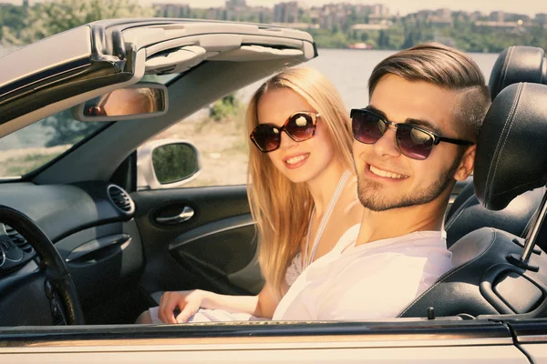 Casal jovem em cabriolet, ao ar livre — Fotografia de Stock