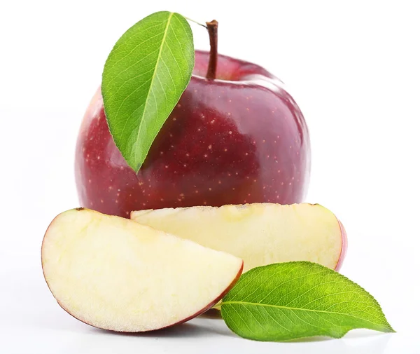 Red apples with leaves and slices isolated on white — Stock Photo, Image