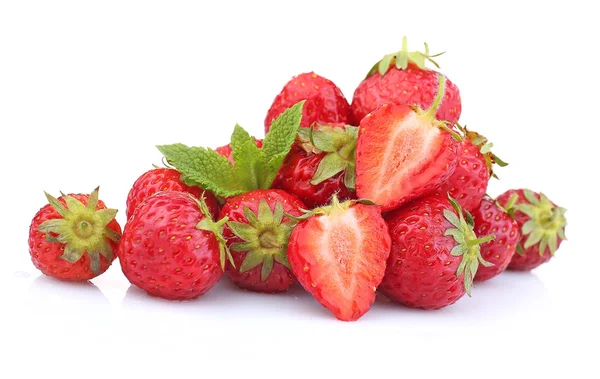 Reife Erdbeeren isoliert auf weiß — Stockfoto