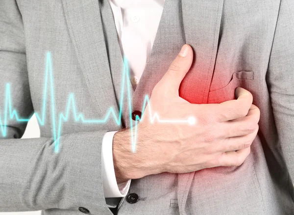 Чоловік має біль у грудях серцевий напад — стокове фото