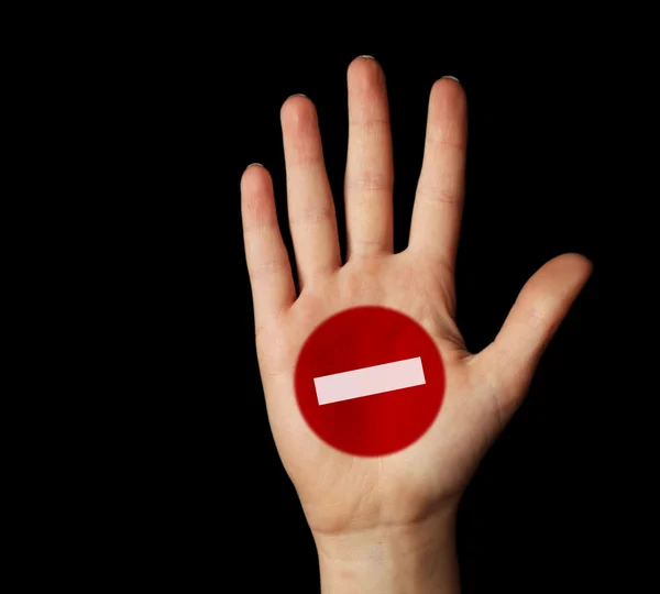 Mano femminile con segno STOP su sfondo nero — Foto Stock