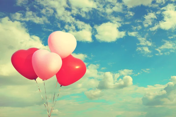 Amor corazón globos en el cielo fondo —  Fotos de Stock