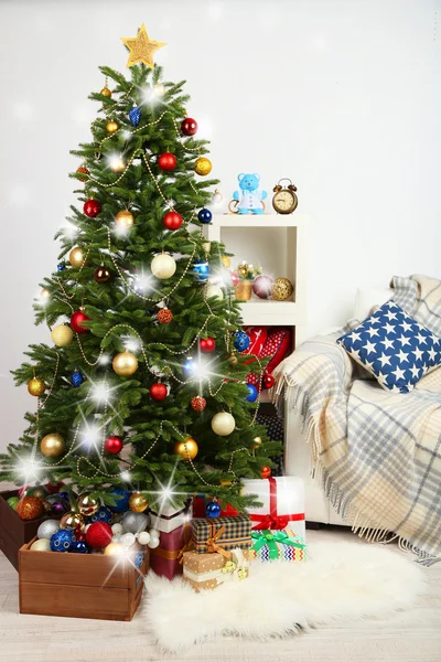 Árbol de Navidad decorado en el fondo interior del hogar — Foto de Stock