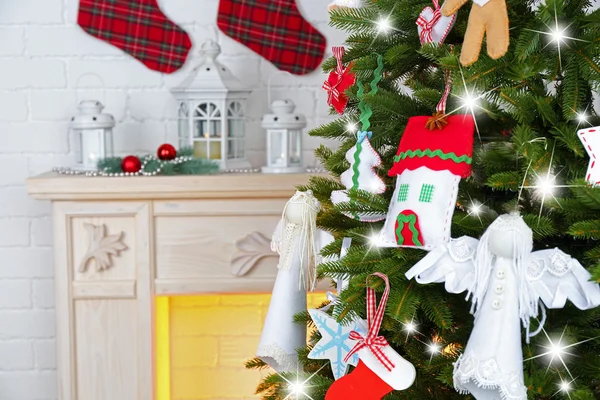 Рождественская елка с ручной работы украшения на домашнем фоне интерьера — стоковое фото