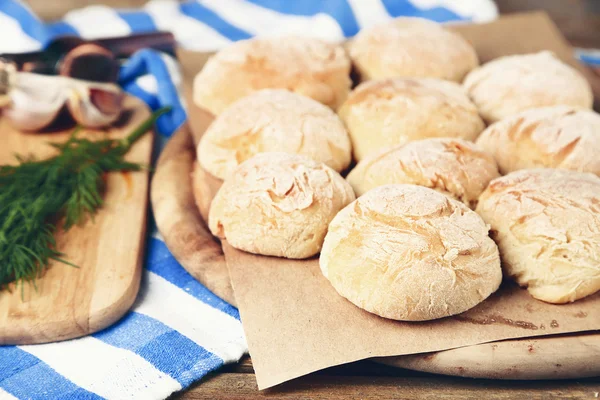 Bollos de pan recién hechos en casa en la mesa, primer plano — Foto de Stock