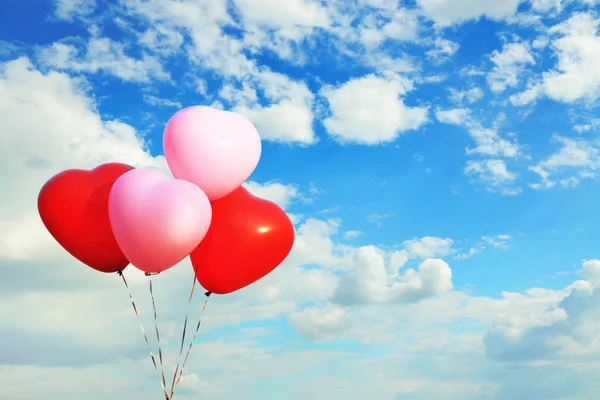 Amor coração balões no céu fundo — Fotografia de Stock