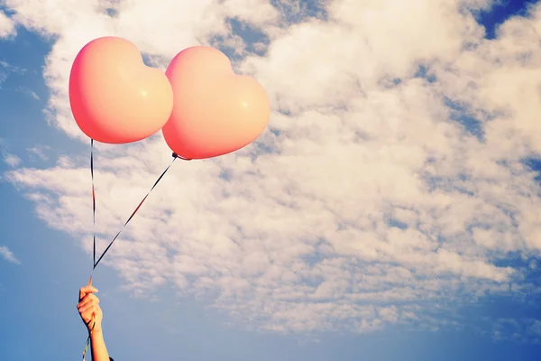 Aşk Kalp balonlar gökyüzü arka plan üzerinde — Stok fotoğraf