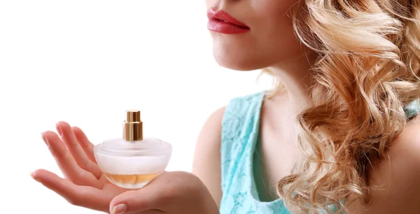 Красива молода жінка з пляшкою парфумів ізольована на білому — стокове фото