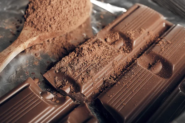 Barra de chocolate con cacao sobre papel de aluminio, primer plano —  Fotos de Stock