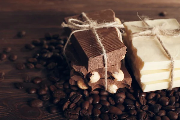 Stos wiązanej czekolady z ziaren kawy, zbliżenie — Zdjęcie stockowe