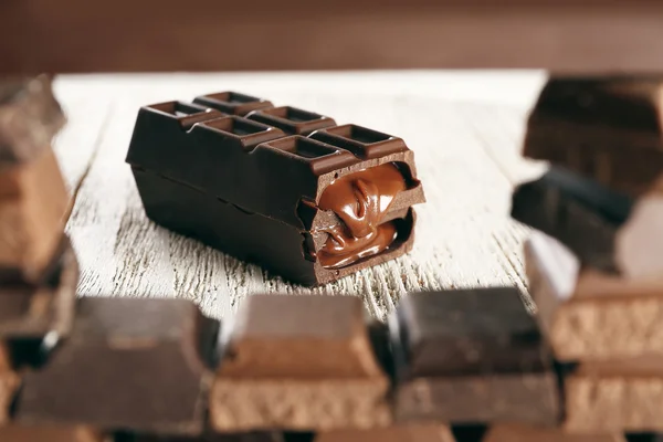 Plněné čokoládové koryta rám čokolády, detail — Stock fotografie