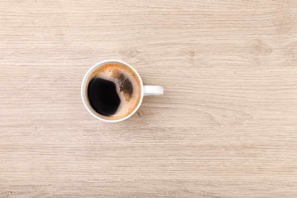 Taza de café sobre mesa de madera, vista superior — Foto de Stock