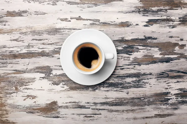 Taza de café sobre mesa de madera, vista superior — Foto de Stock