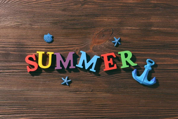 Palabra de verano sobre fondo de madera — Foto de Stock