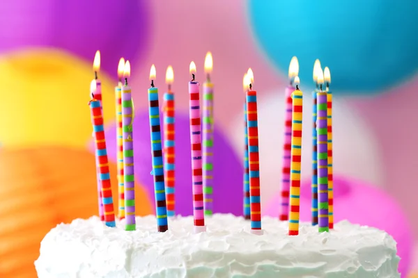Tarta de cumpleaños con velas sobre fondo colorido —  Fotos de Stock