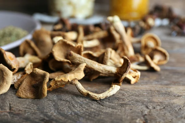 Funghi secchi su fondo di legno — Foto Stock