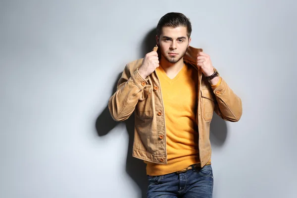 Retrato de jovem no fundo cinza — Fotografia de Stock