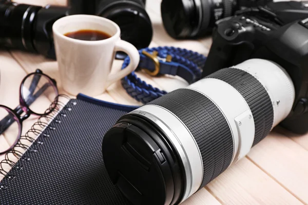 Stilleben med moderna kameror på träbord, närbild — Stockfoto