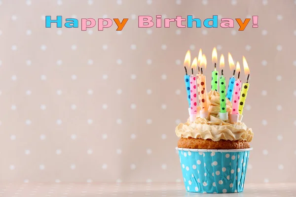 Fødselsdag cupcake med stearinlys på farve baggrund - Stock-foto