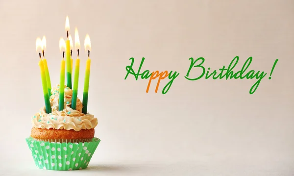 Birthday cupcake with candles on color background — Stock Photo, Image