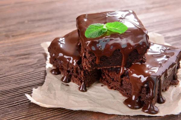 Délicieux gâteaux au chocolat sur table close-up — Photo