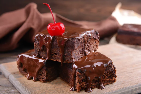 Délicieux gâteaux au chocolat sur table close-up — Photo