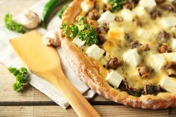 Kaas met champignons, kruiden en zure crème, op houten tafel achtergrond — Stockfoto