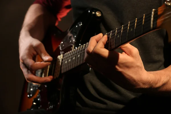 इलेक्ट्रिक गिटार पर खेलते हुए युवा बंद — स्टॉक फ़ोटो, इमेज