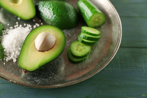 Aguacate, pepino, pimienta y limón en rodajas sobre fondo de madera —  Fotos de Stock