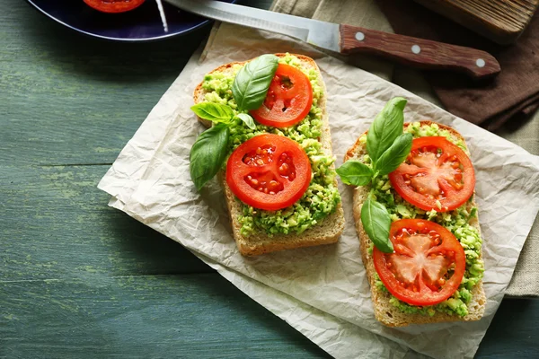纯素食三明治配牛油果和蔬菜在砧板上木制的背景上 — 图库照片