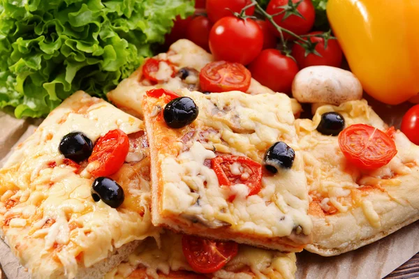 Heerlijke zelfgemaakte pizza op tabel close-up — Stockfoto
