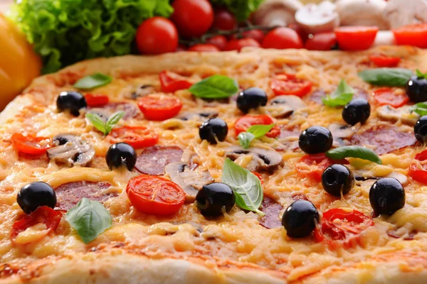 Вкусная домашняя пицца на столе крупным планом — стоковое фото