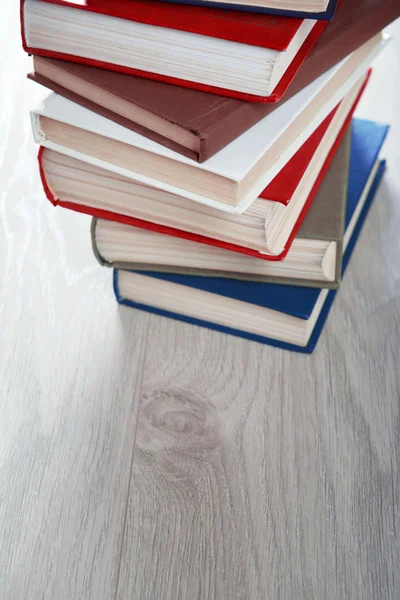 Ahşap zemin üzerine kitap yığını